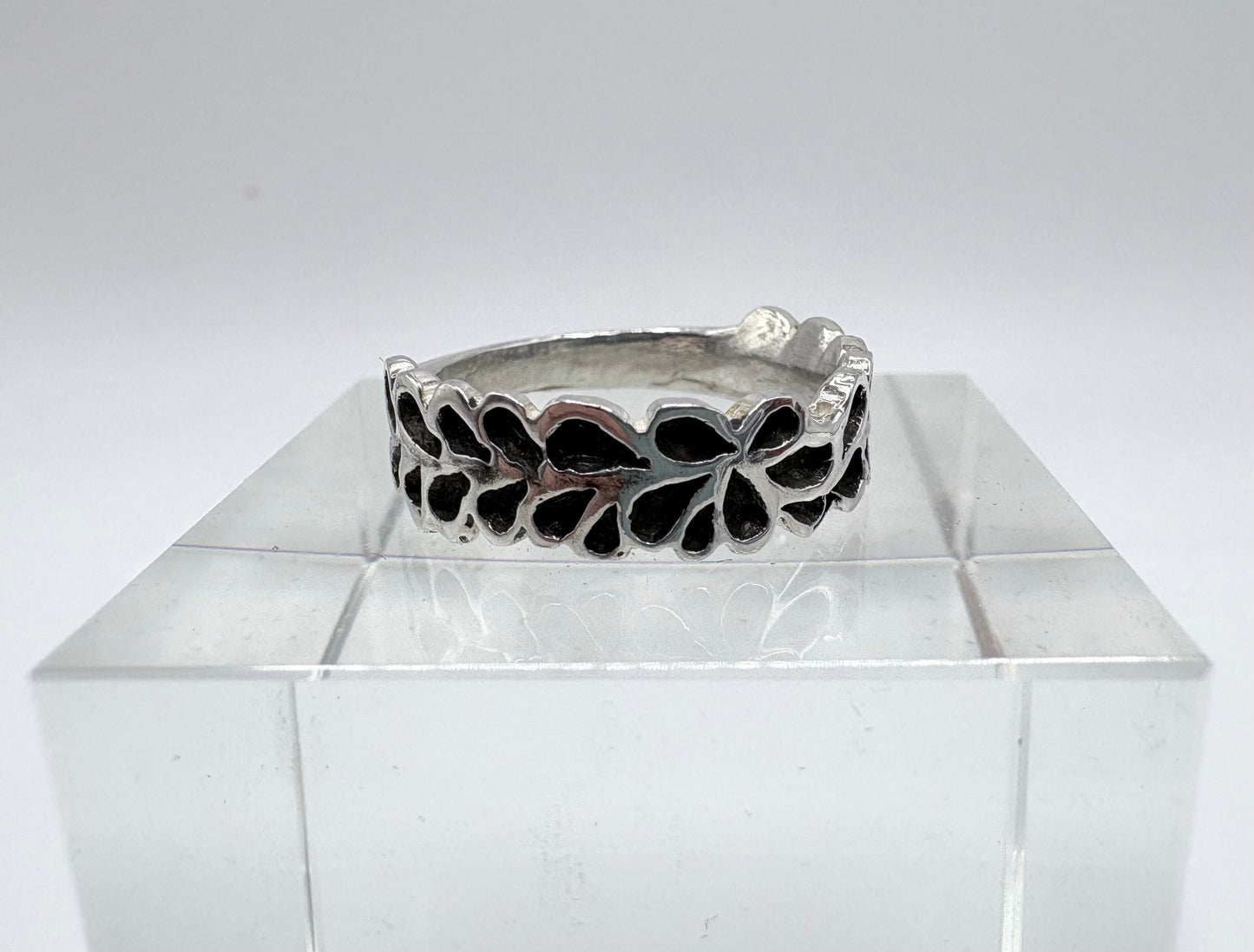 Leaves on a Branch Ring